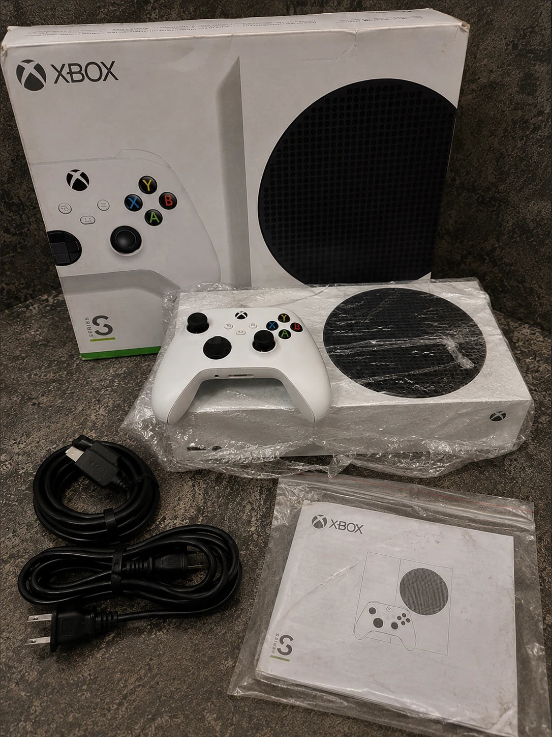 Consola Xbox Series S con control y accesorios