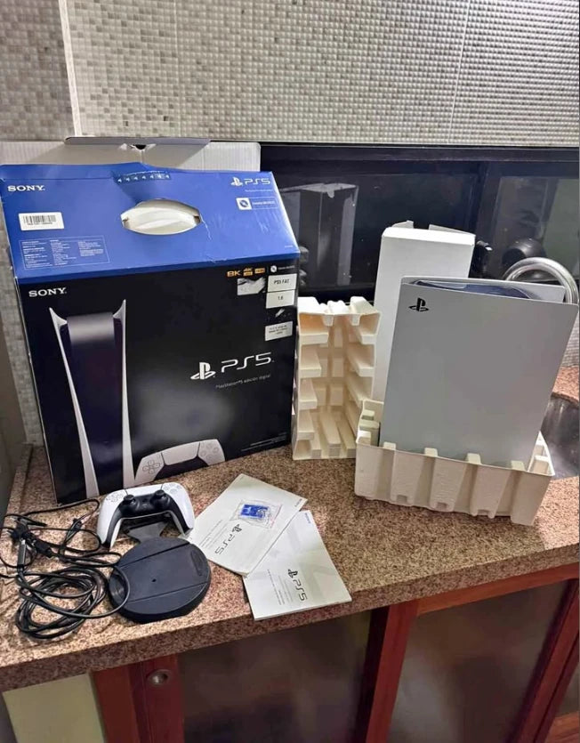 PlayStation 5 desembalada con su caja y accesorios