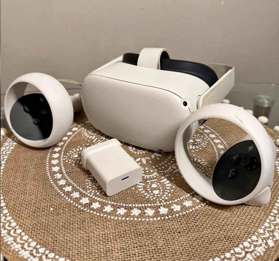 Visor de realidad virtual blanco con controles y cargador