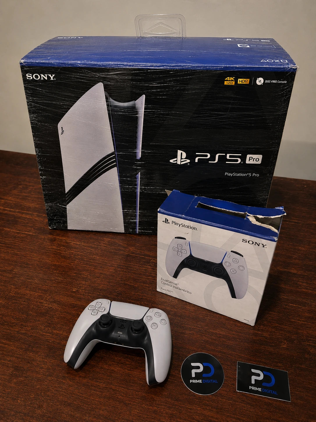 PlayStation 5 Pro junto a su caja y control