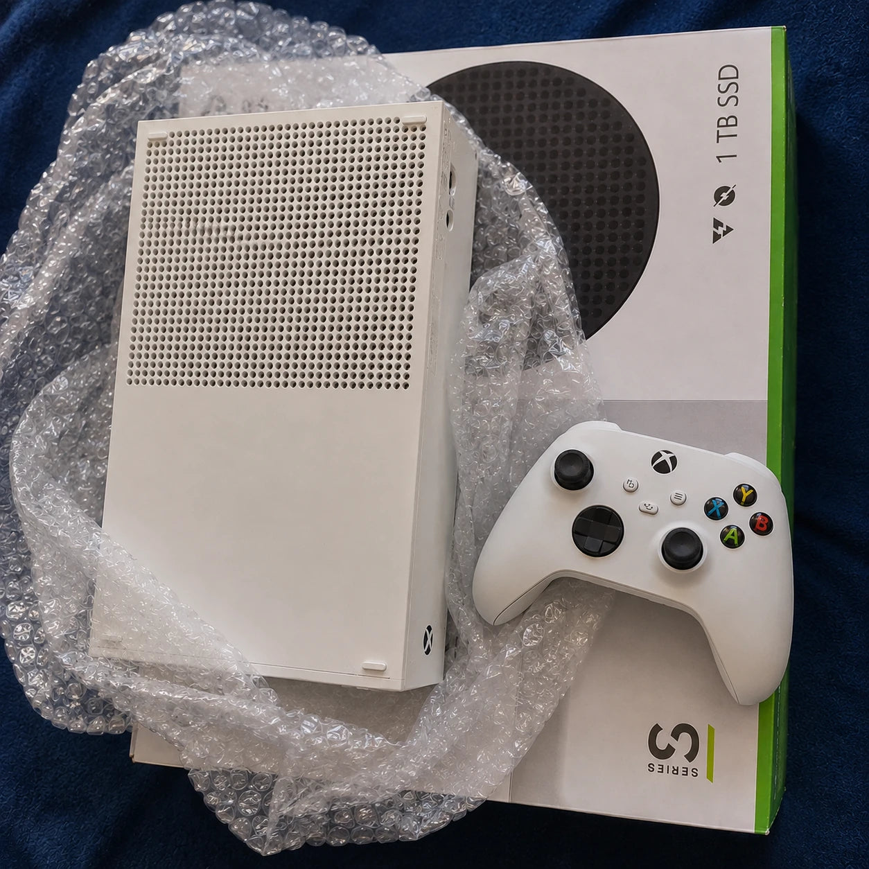 Consola Xbox Series S blanca con control