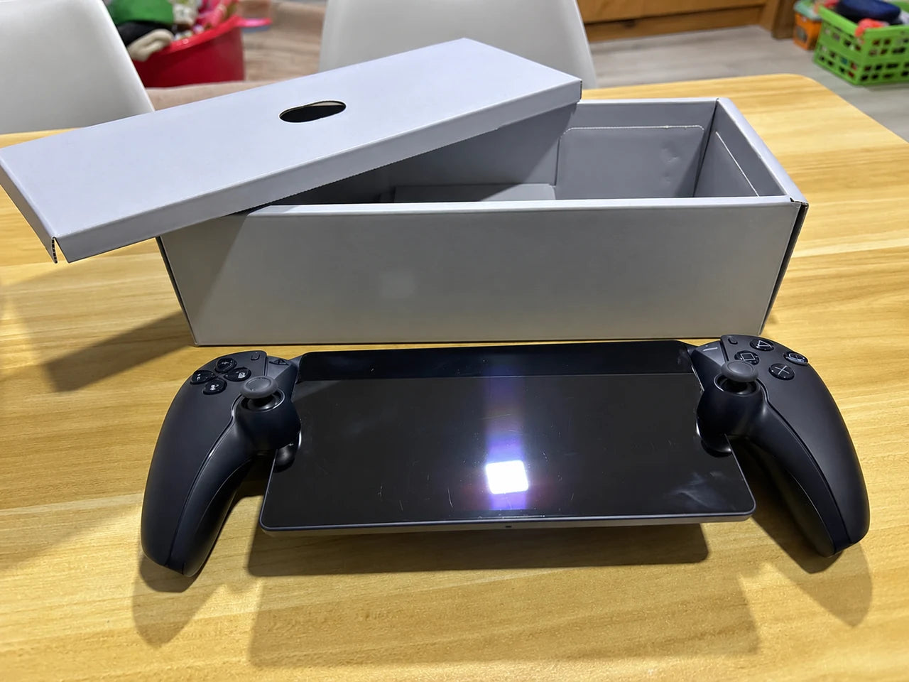 PlayStation Portal desembalada junto a su caja