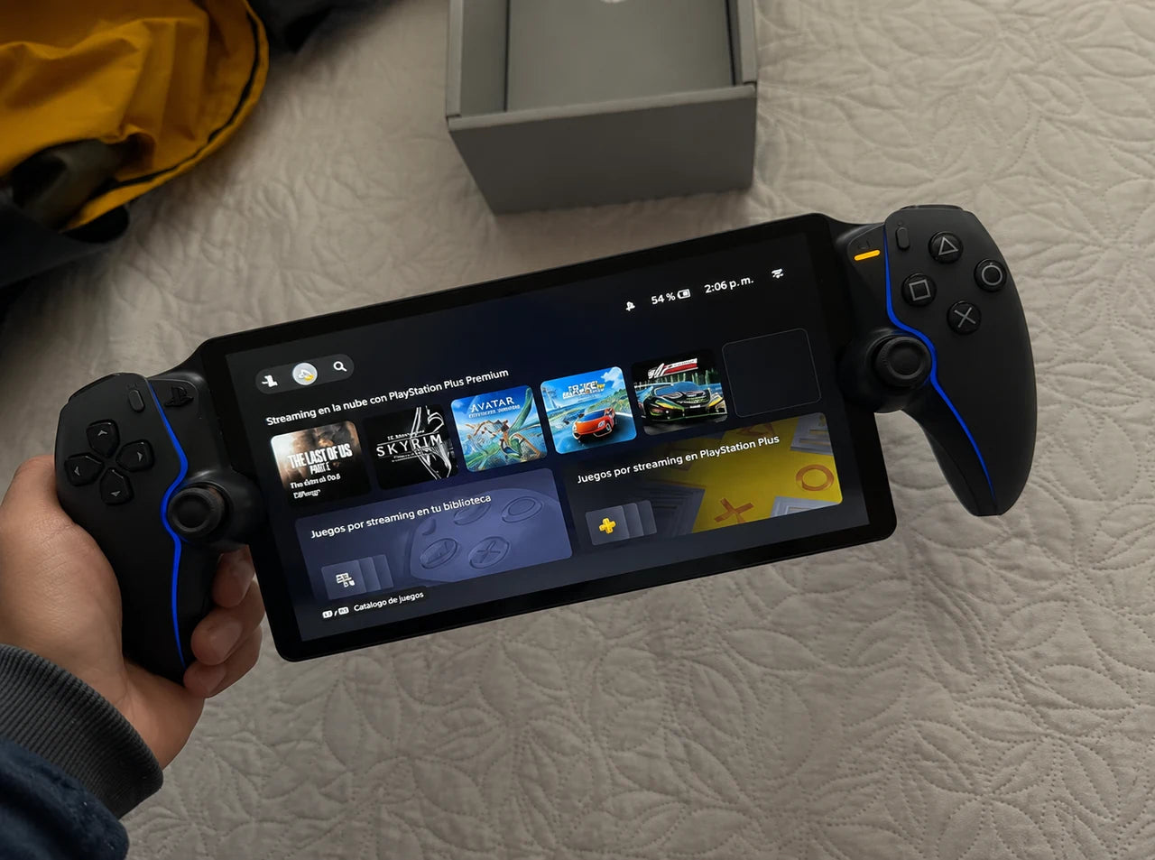 PlayStation Portal encendida en manos de una persona
